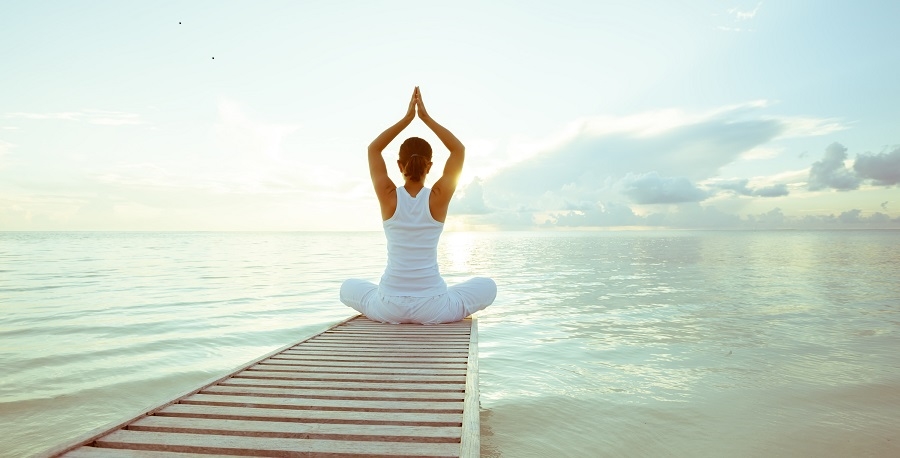 水戸でヨガをする女性